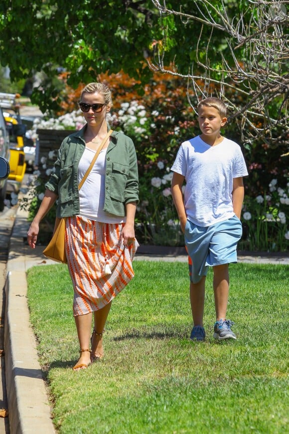 Reese Witherspoon avec son fils Deacon, son mari Jim Toth et son petit dernier Tennessee, à Santa Monica, Los Angeles, le 11 avril 2015.