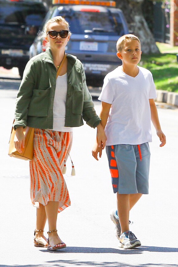 Reese Witherspoon avec son fils Deacon, son mari Jim Toth et son petit dernier Tennessee, à Santa Monica, Los Angeles, le 11 avril 2015.