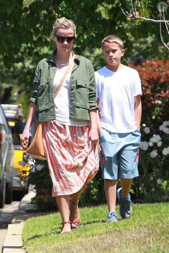 Please hide the child's face prior to the publication. Reese Witherspoon is accompanied by her handsome son Deacon and husband Jim Toth as they check out their new home in Brentwood, Los Angeles, CA, USA on April 11, 2015. Photo by GSI/ABACAPRESS.COM12/04/2015 - Los Angeles