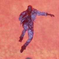 Kanye West, survolté : Concert surprise et bain de foule, Kim Kardashian ébahie