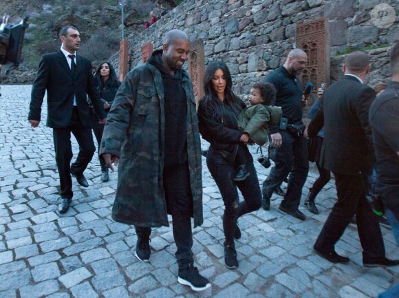 Kim Kardashian, Kanye West et leur fille North au monastère de Gherart. Erevan, le 9 avril 2015.