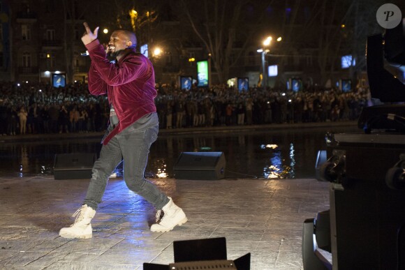 Kanye West en concert surprise au lac Swan, à Erevan. Le 12 avril 2015.