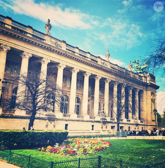 Kelly Brook se rend à l'exposition Jean Paul Gaultier au Grand Palais à Paris avec son nouvel amoureux Jeremy Parisis, sur Instagram le 12 avril 2015