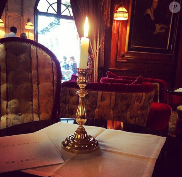 Kelly Brook à l'hôtel Costes à Paris avec son nouvel amoureux Jeremy Parisis, sur Instagram le 12 avril 2015
