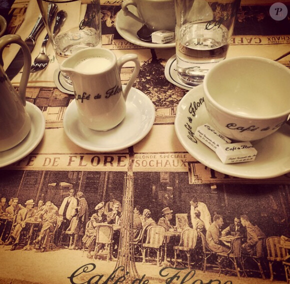 Kelly Brook au Café de Flore avec son nouvel amoureux Jeremy Parisis, sur Instagram le 11 avril 2015