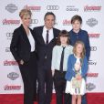 Sunrise Coigney, Mark Ruffalo et leurs enfants Keen Ruffalo, Bella Noche et Odette Ruffalo lors de la première d'Avengers: Age Of Ultron (L'ère d'Ultron) au Dolby Theatre à Los Angeles, le 13 avril 2015.