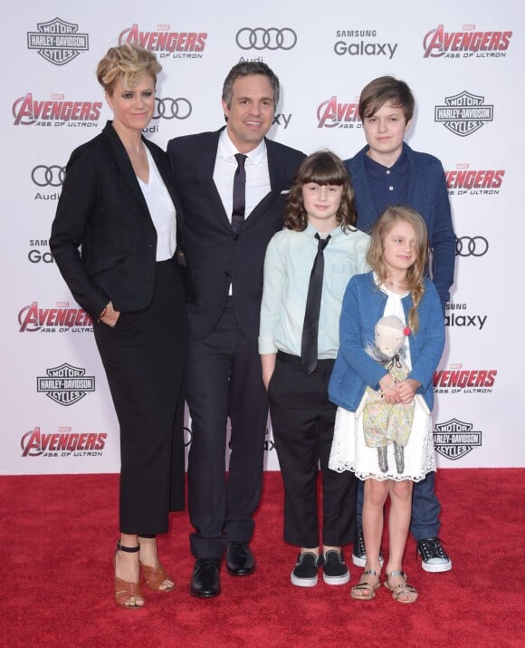 Sunrise Coigney, Mark Ruffalo et leurs enfants Keen Ruffalo, Bella Noche et Odette Ruffalo lors de la première d'Avengers: Age Of Ultron (L'ère d'Ultron) au Dolby Theatre à Los Angeles, le 13 avril 2015.