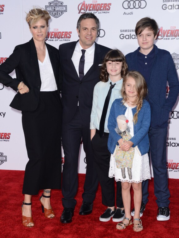 Sunrise Coigney, Mark Ruffalo, Keen Ruffalo, Bella Noche et Odette Ruffalo lors de la première d'Avengers: Age Of Ultron (L'ère d'Ultron) au Dolby Theatre à Los Angeles, le 13 avril 2015.