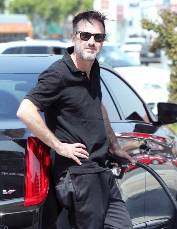 Exclusif - David Arquette met de l'essence dans sa voiture à Hollywood, le 31 mars 2015  