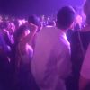 Capture d'écran de Robert Pattinson dansant pendant le concert de Drake à Coachella dimanche 12 avril 2015.