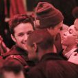  Exclusif - Robert Pattinson est tr&egrave;s proche de sa petite-amie FKA Twigs ! Ils semblent tr&egrave;s amoureux et se sont embrass&eacute;s &agrave; plusieurs reprises alors qu'ils &eacute;taient dans la file d'attente du Comedy Store &agrave; Los Angeles, le 18 d&eacute;cembre 2014. 