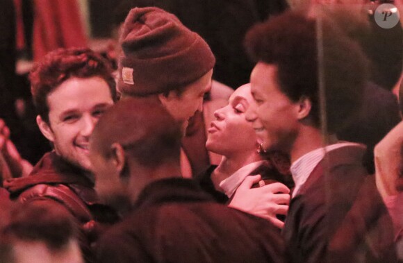 Exclusif - Robert Pattinson est très proche de sa petite-amie FKA Twigs ! Ils semblent très amoureux et se sont embrassés à plusieurs reprises alors qu'ils étaient dans la file d'attente du Comedy Store à Los Angeles, le 18 décembre 2014.
