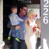 Tori Spelling, son mari Dean McDermott et leurs enfants au restaurant japonais Benihana à Encino, le 5 avril 2015, où elle s'est brûlée le bras en tombant sur une grille chauffante.