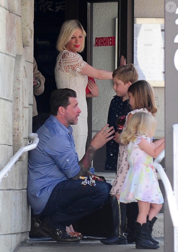 Tori Spelling, son mari Dean McDermott et leurs enfants à la sortie du restaurant japonais Benihana à Encino, le 5 avril 2015