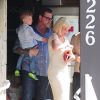 Tori Spelling, son mari Dean McDermott et leurs enfants au restaurant japonais Benihana à Encino, le 5 avril 2015, où elle s'est brûlée le bras en tombant sur une grille chauffante.