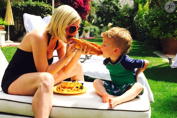 Tori Spelling et son fils Finn mangent un hot-dog pendant leurs vacances à Palm Springs, Los Angeles, le 31 mars 2015