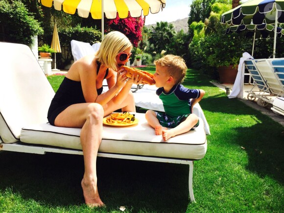 Tori Spelling et son fils Finn mangent un hotdog pendant leurs vacances à Palm Springs, Los Angeles, le 31 mars 2015