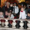 Tori Spelling et Dean McDermott avec leurs enfants Liam, Stella, Hattie et Finn au centre commercial "The Grove" de Los Angeles, le 19 décembre 2014