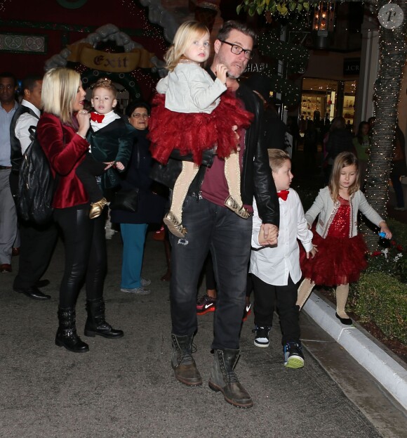 Tori Spelling et Dean McDermott avec leurs enfants Liam, Stella, Hattie et Finn au centre commercial "The Grove" de Los Angeles, le 19 décembre 2014