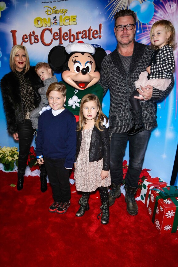 Tori Spelling avec son mari Dean McDermott et leurs enfants Finn, Stella, Hattie et Liam à la soirée "Disney on Ice Let's Celebrate !" à Los Angeles, le 11 décembre 2014