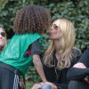Heidi Klum, accompagnée de son père Guenther, regarde ses enfants jouer au football à Brentwood, le 28 février 2015