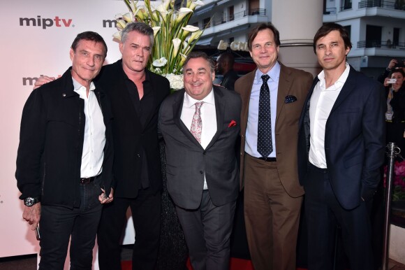 De gauche à droite, le réalisateur Roland Joffe, les acteurs Ray Liotta, le producteur Leslie Greif, Bill Paxton et Olivier Martinez arrivent à la soirée d'ouverture du MIPTV à l'hôtel Majestic à Cannes le 13 avril 2015 dans le cadre du MIPTV 2015 qui se déroule au Palais des Festivals du 13 au 16 avril. 