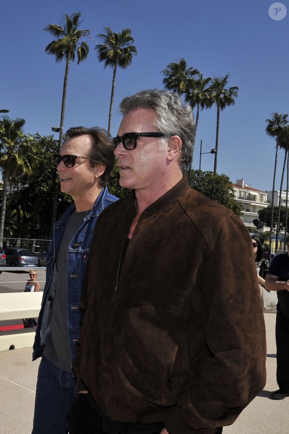 L'acteur et producteur américain Ray Liotta et l'acteur américain Bill Paxton lors du photocall de la série "Texas Rising" dans le cadre du MIPTV 2015 à Cannes le 13 avril 2015 qui se déroule au Palais des Festivals du 13 au 16 mai. 