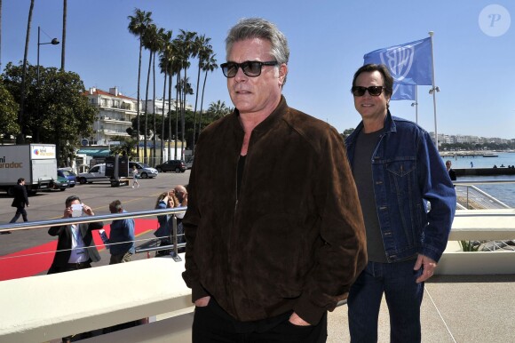 L'acteur et producteur américain Ray Liotta et l'acteur américain Bill Paxton lors du photocall de la série "Texas Rising" dans le cadre du MIPTV 2015 à Cannes le 13 avril 2015 qui se déroule au Palais des Festivals du 13 au 16 mai. 