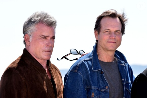 L'acteur et producteur américain Ray Liotta et l'acteur américain Bill Paxton lors du photocall de la série "Texas Rising" dans le cadre du MIPTV 2015 à Cannes le 13 avril 2015 qui se déroule au Palais des Festivals du 13 au 16 mai. 