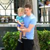 Michael Bublé va déjeuner au restaurant avec son fils Noah et un ami à Miami, le 16 avril 2015. 