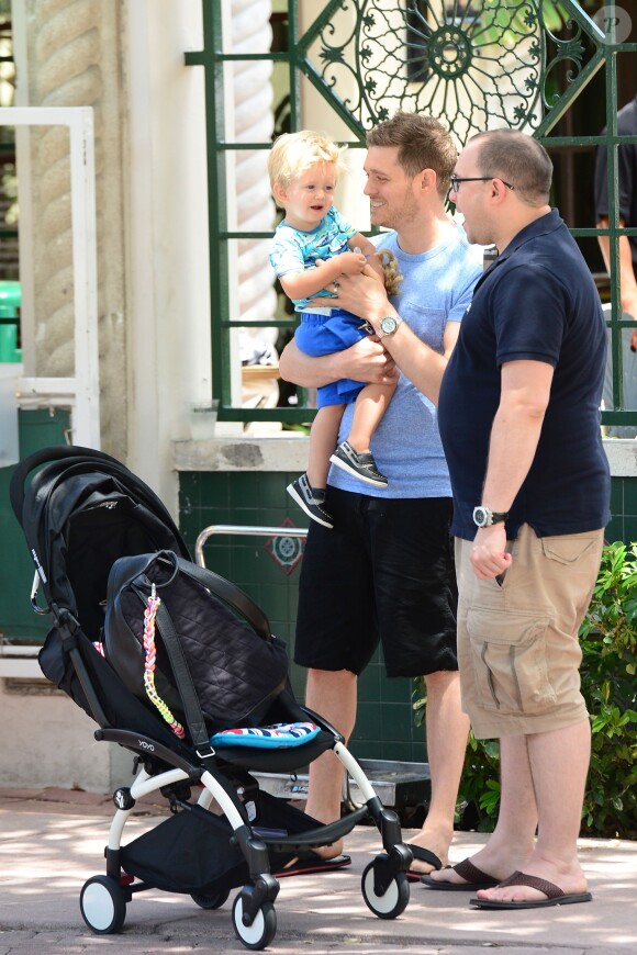 Michael Bublé va déjeuner au restaurant avec son fils Noah et un ami à Miami, le 16 avril 2015.  