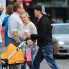 Michael Buble , sa femme Luisana Lopilato et leur fils Noah font du shopping à Vancouver Le 18 octobre 2014 
