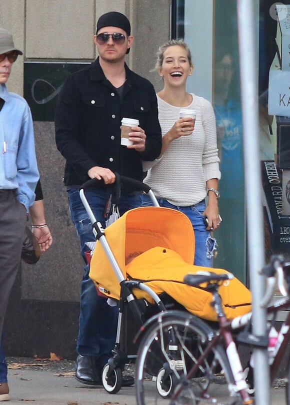 Michael Buble , sa femme Luisana Lopilato et leur fils Noah (poussette Bugaboo) font du shopping à Vancouver Le 18 octobre 2014 For  