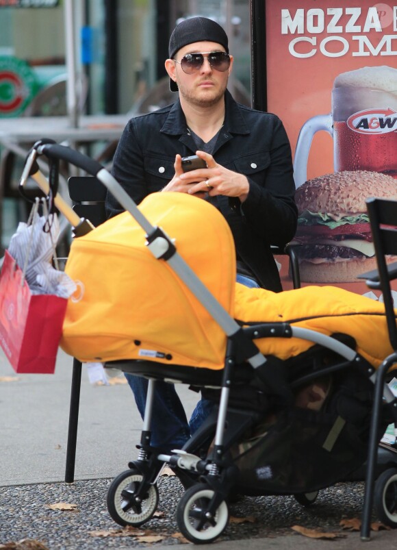Michael Buble , sa femme Luisana Lopilato et leur fils Noah (poussette Bugaboo) font du shopping à Vancouver Le 18 octobre 2014 
