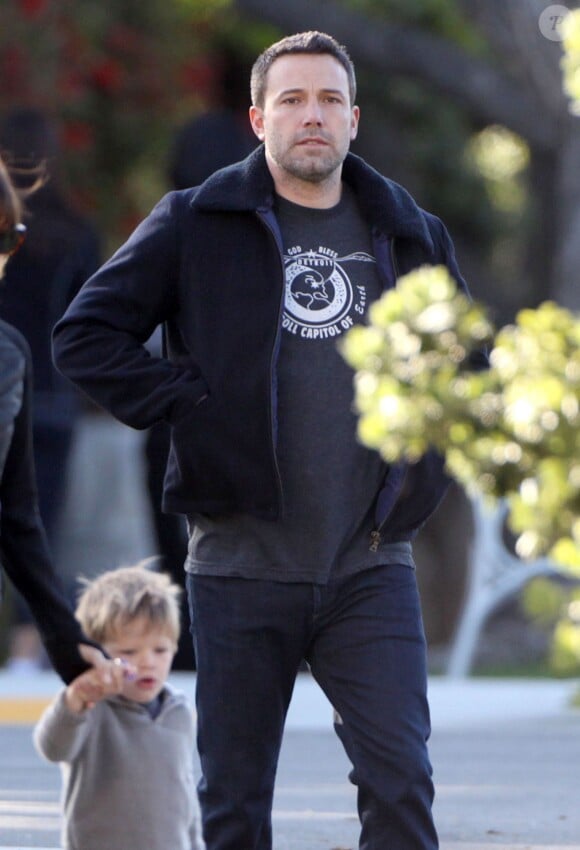 Ben Affleck, sa femme Jennifer Garner et leur fils Samuel sont allés prendre un petit déjeuner dehors à Santa Monica, le 7 avril 2015.