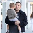 Ben Affleck, sa femme Jennifer Garner et leur fils Samuel sont allés prendre un petit déjeuner dehors à Santa Monica, le 7 avril 2015