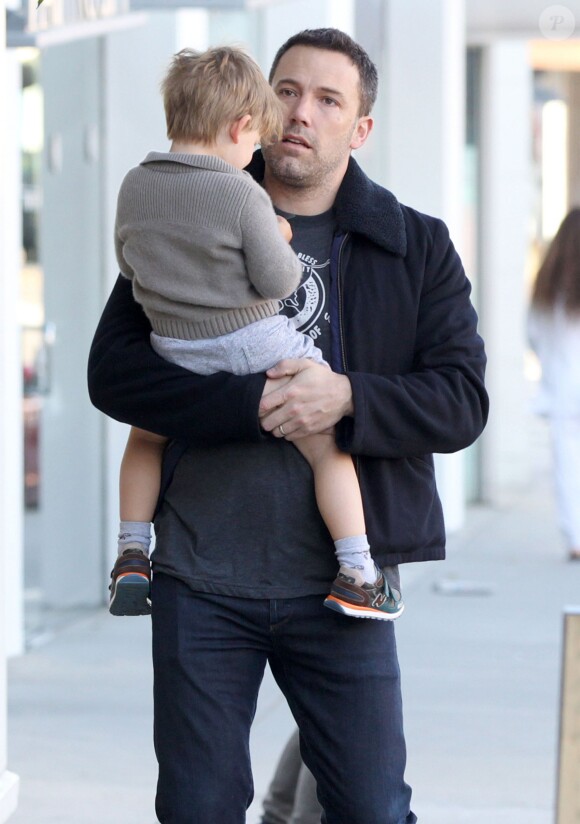 Ben Affleck, sa femme Jennifer Garner et leur fils Samuel sont allés prendre un petit déjeuner dehors à Santa Monica, le 7 avril 2015