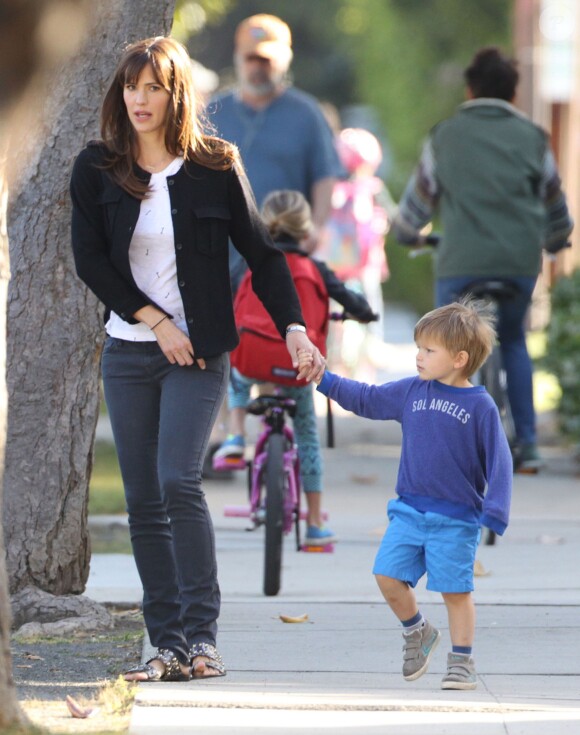 Exclusif - Jennifer Garner qui fête son anniversaire 43 ans se promène en compagnie de son fils Samuel à Los Angeles Le 17 Avril 2015