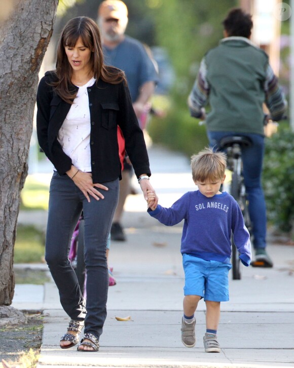 Exclusif - Jennifer Garner qui fête son anniversaire 43 ans se promène en compagnie de son fils Samuel à Los Angeles Le 17 Avril 2015