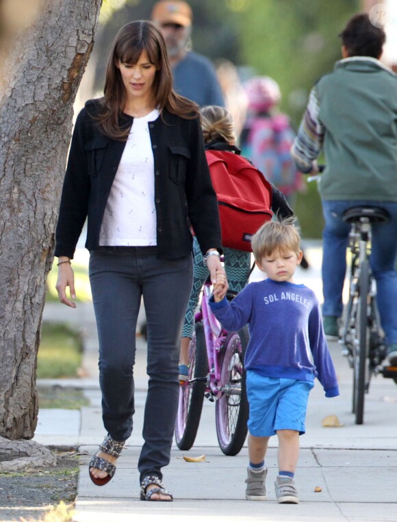 Exclusif - Jennifer Garner qui fête son anniversaire 43 ans se promène en compagnie de son fils Samuel à Los Angeles Le 17 Avril 2015