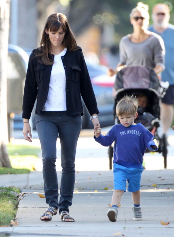 Exclusif - Jennifer Garner qui fête son anniversaire 43 ans se promène en compagnie de son fils Samuel à Los Angeles Le 17 Avril 2015