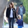 Exclusif - Jennifer Garner qui fête son anniversaire 43 ans se promène en compagnie de son fils Samuel à Los Angeles Le 17 Avril 2015