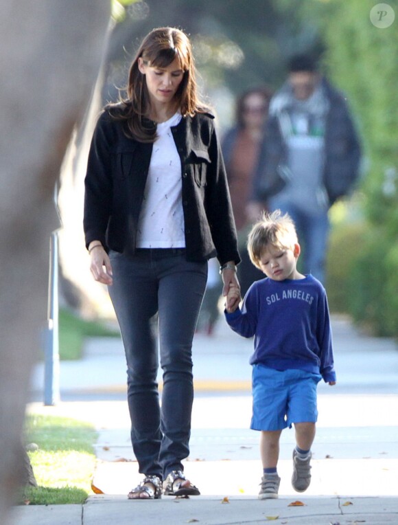 Exclusif - Jennifer Garner qui fête son anniversaire 43 ans se promène en compagnie de son fils Samuel à Los Angeles Le 17 Avril 2015