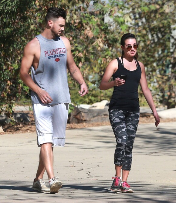 Exclusif - Lea Michele et son compagnon Matthew Paetz se promènent au TreePeople Park à Studio City, le 25 octobre 2014.   