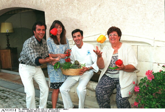 Bernard Montiel, Maïté, Camille Casabianca et un cuisinier du Byblos à Saint Tropez le 9 aout 1995