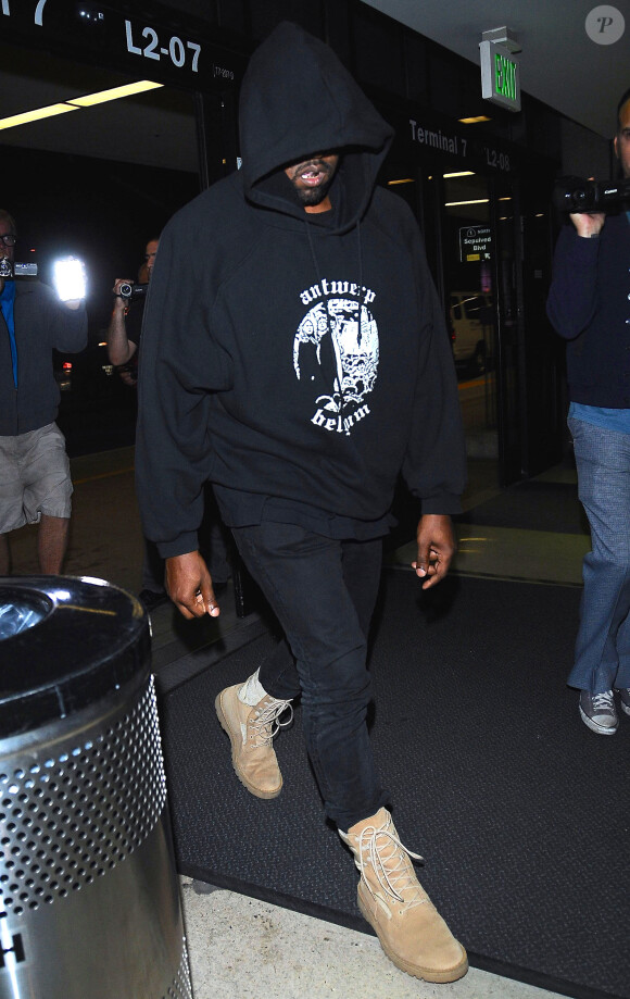 Kanye West à l'aéroport de LAX à Los Angeles, le 20 avril 2015.