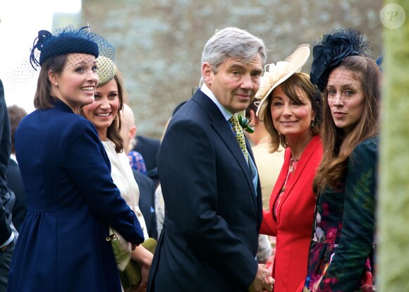 Pippa, Michael et Carole Middleton au mariage de Rowena Macrae et Julian Osborne en l'église Fowlis Wester Parish à Perthshire en Ecosse le 26 avril 2014.