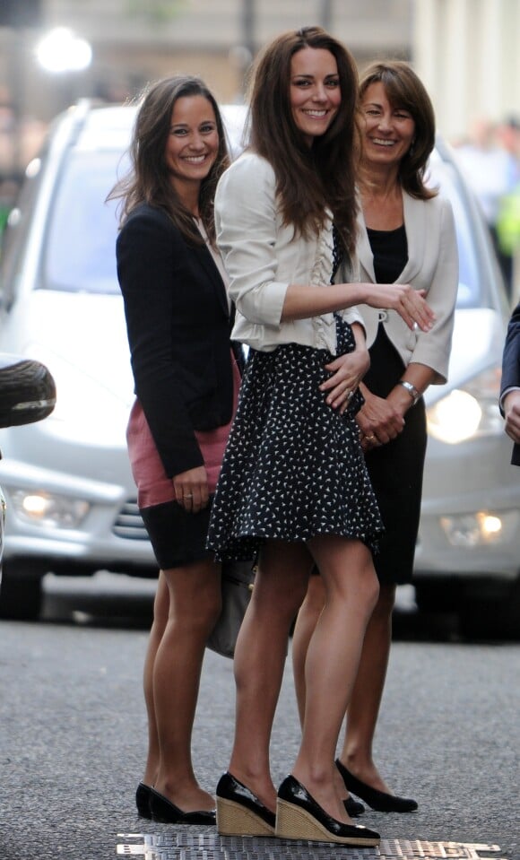 Kate Middleton, sa soeur Pippa et leur mère Carole, le 28 avril 2011, à la veille du mariage de Kate et du prince William