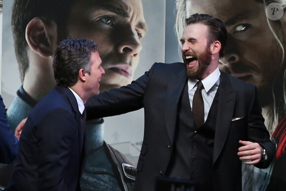 Mark Ruffalo, Chris Evans - Avant-première du film "The Avengers: Age of Ultron" à Londres, le 21 avril 2015.