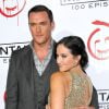 Owain Yeoman et sa compagne Gigi Yallouz le 13 octobre 2012 lors de la soirée célébrant le 100e épisode de la série Mentalist, à Los Angeles. Le couple s'est marié le 7 septembre 2013 à Malibu.